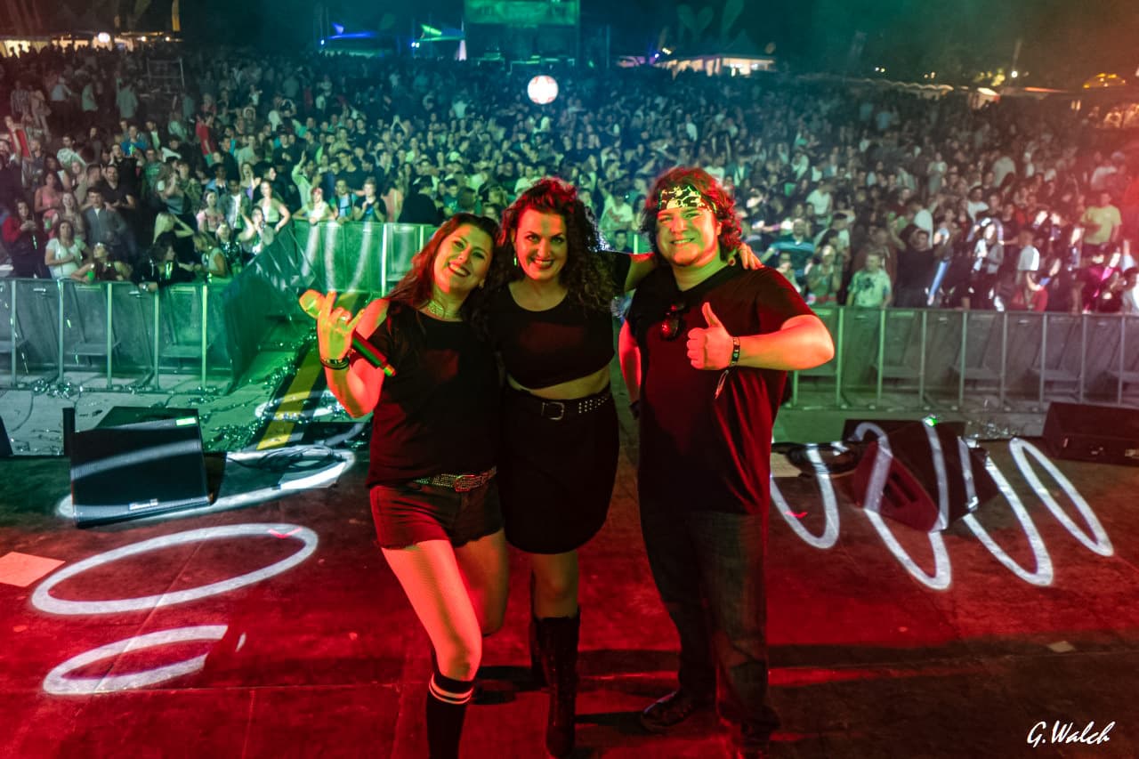 Friendly Elf Sängerinnen und Sänger auf der Bühne