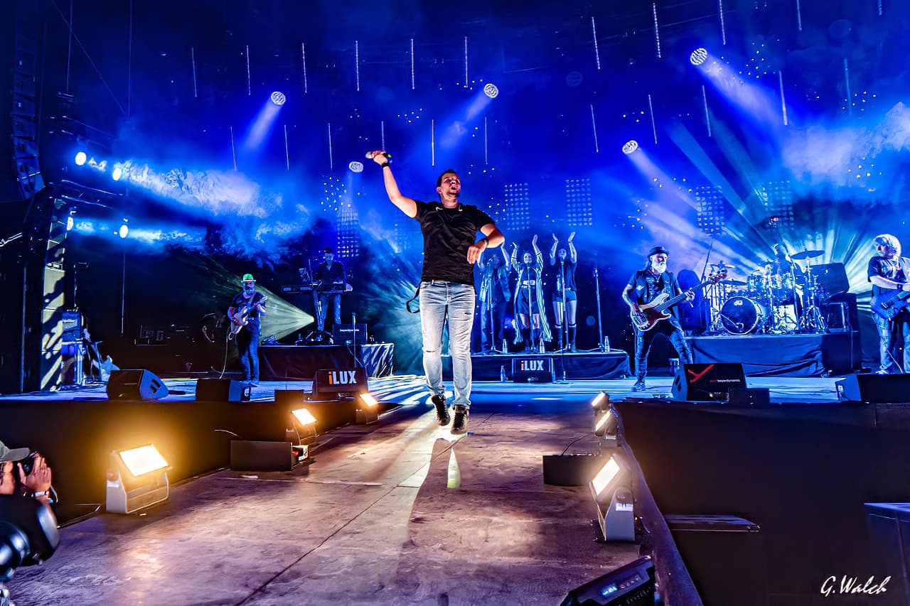 Manu von Friendly Elf live auf der Bühne